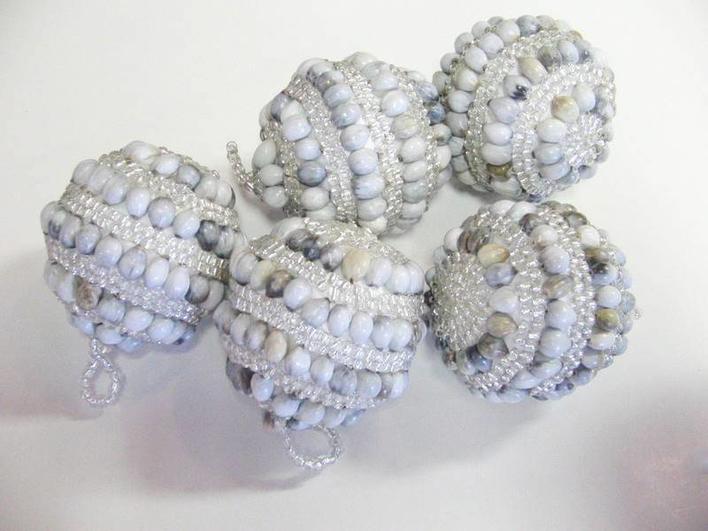 Large wonderful Xmas balls in seaweedbead. Made by South African zulu women