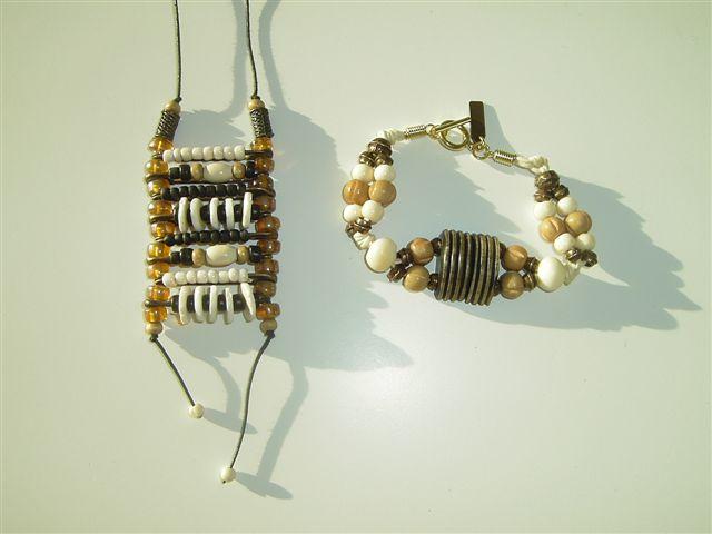 Afrikanske smykker Oistrich træ og perler i smukke harmoniske farves
